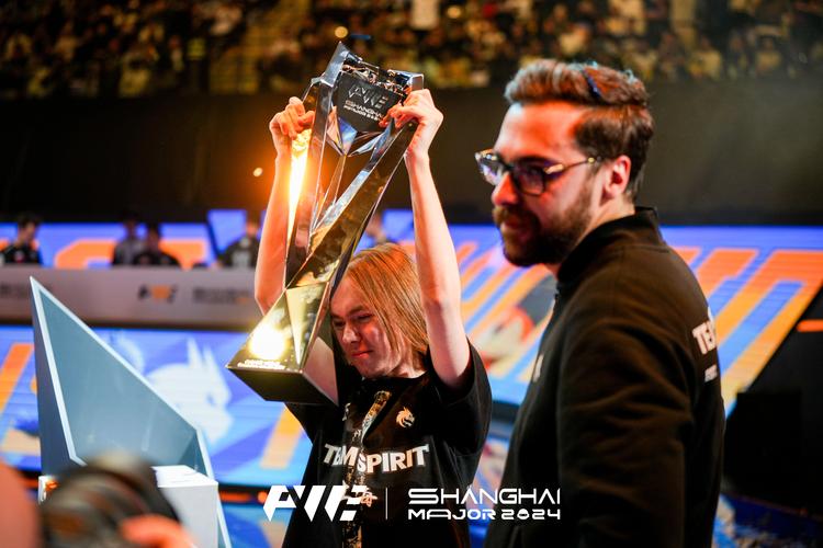 【lpl战报】V5 2-0 FPX：Photic掏出彗星女枪 V5轻取FPX继续领跑积分榜