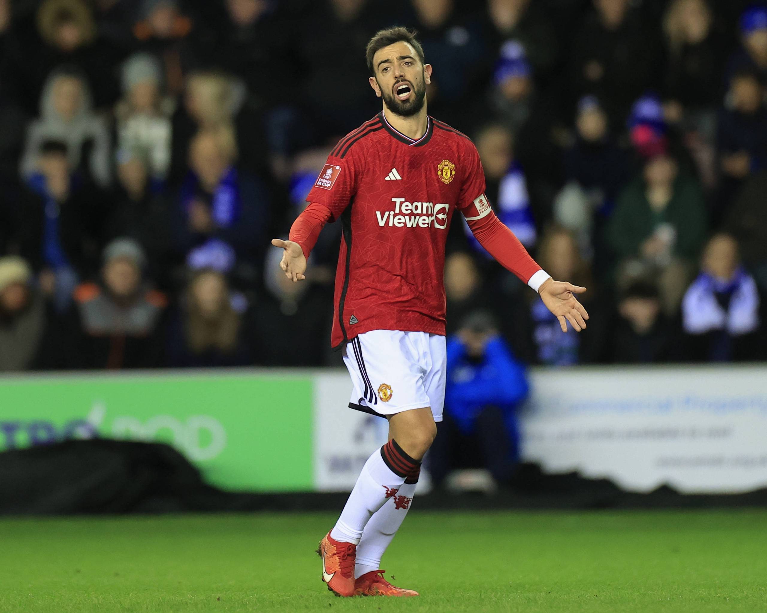 Rekkles分享做客LEC解说席照片：纯白发型，大黑臂注目